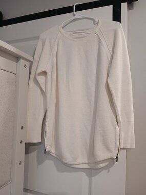 ZIPPERED SIDED ATHLETA SWEATER!